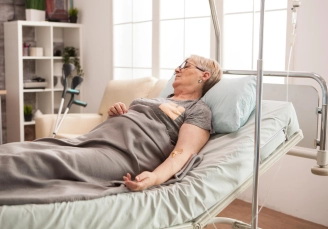 фото парализованной женщины в ожидании перевозки